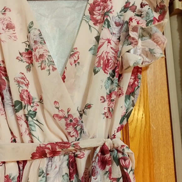 * Beautiful light pink/ cream with floral pattern dress - Picture 9 of 9